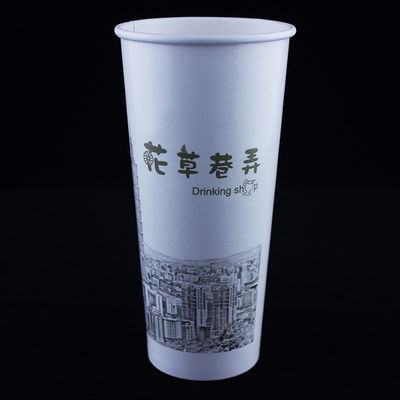 Des tasses de café jetables blanches de 24 oz, des tasses en papier écologique pour boissons chaudes recyclées.