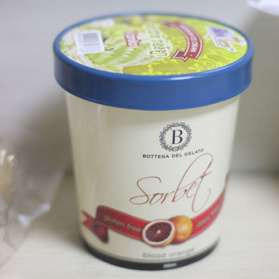 Coupe en papier de crème glacée écologique avec couvercle 16 oz 475 ml contenant du yogourt congelé