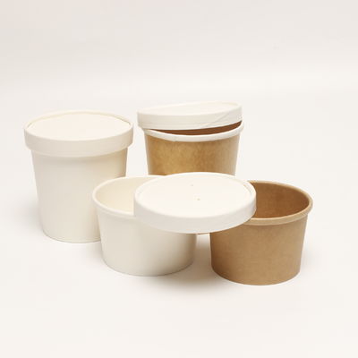 Une tasse en papier de soupe écologique avec couvercle