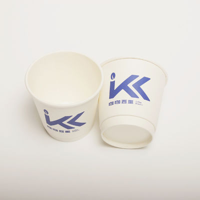 Une tasse de papier à boire imprimée sur mesure avec couvercle en PP 8 oz 250 ml creux jetable