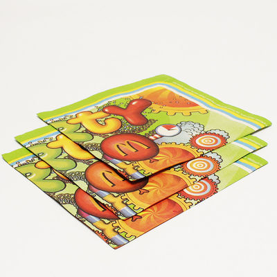 Des serviettes de cocktail en papier carré, des serviettes en papier à 3 plis pour la fête.