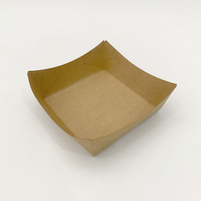 Des plateaux de papier kraft jetables, des frites, du poulet à emporter, des plateaux de papier.