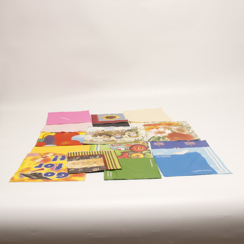 Des serviettes de cocktail en papier carré, des serviettes en papier à 3 plis pour la fête.